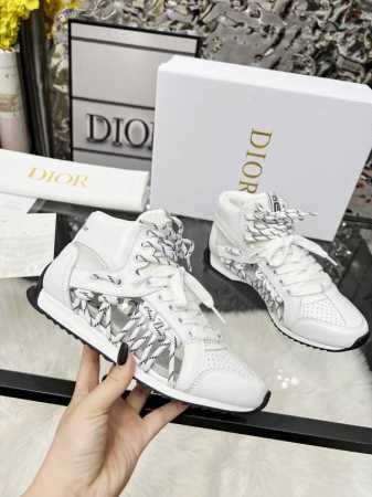这款 Dior First高帮运动鞋是二零二五春夏成衣系列新品，以 Dior 的高订视角重新诠释运动服饰经典标识。白色牛皮革搭配白色网眼织物，侧面镂空装饰搭配双 - 点击图像关闭