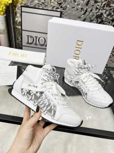 这款 Dior First高帮运动鞋是二零二五春夏成衣系列新品，以 Dior 的高订视角重新诠释运动服饰经典标识。白色牛皮革搭配白色网眼织物，侧面镂空装饰搭配双