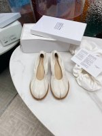 出厂 Maisonmargiel* 马吉拉分指羊皮高跟单鞋 高度在5.5Cm左右 超级适中的高度 整个鞋头设计是最吸引我的 蜿蜒环绕的 绑带设计 修饰女性脚背