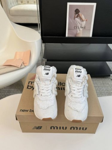 布 Miu MiuNew Balance 574联名系列、各大品牌都热衷于跨界联名、缪缪这次联名诚意满满非常有亮点鞋面粗纹布料拼接、做旧毛边设计、复古又叛逆、令