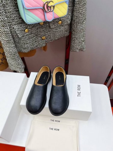 The Row 春夏最新款乐福鞋！延续了一贯极简风格！整个鞋子非常柔软，很好穿！ 鞋面：进口胎牛皮 内里：仿羊京超迁 定制耐磨橡胶底！ 码数35～39