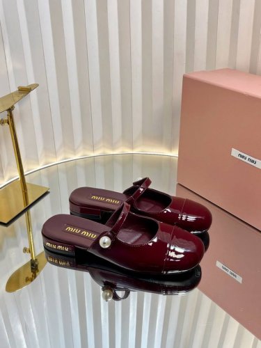 独家新品Miumiu Ss25 New Arrival miu家2025春夏玛丽珍半拖新品 光泽牛漆皮鞋面一字带 鞋跟金属Miumiu logo饰以点缀 细节质