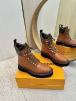 路易威登 Louis Vuitton 驴家爆款 走秀主打款，最新切尔西马丁靴，秀场出镜率非常高。新的logo设计实在加分。低调又凸显品牌魅力，靴口设计对小粗腿