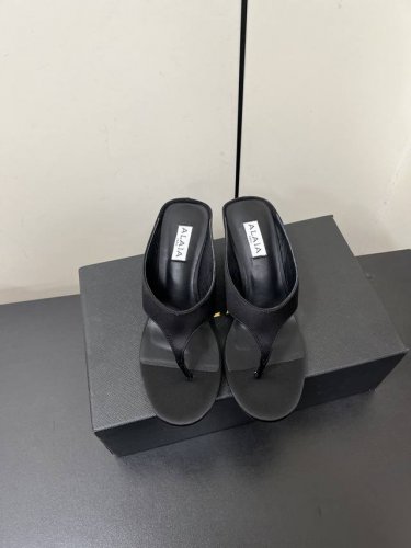Alaia2025春夏新品简易真丝坡跟夹脚凉鞋拖鞋 异形坡跟穆勒鞋 释放独特气场 尖头勾勒利落线条 轻松游走于时尚前沿 每一步都踏出摩登态度 ！ 鞋面采用进口真
