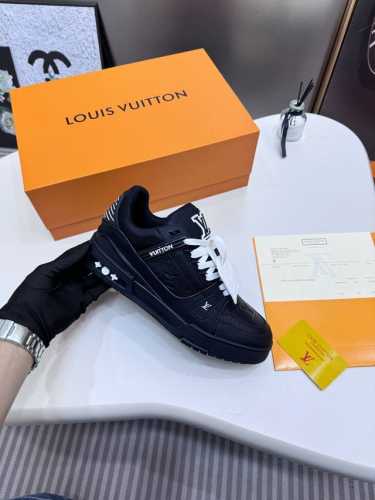 橙子出厂价 Louis Vuitton 路易威登 Lv Trainer 情侣款运动鞋板鞋 休闲复古篮球鞋 从复古篮球鞋汲取灵感，打造备受青睐的 Lv Train