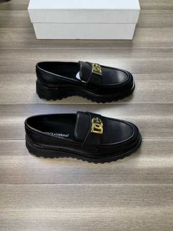 Dolce & Gabba** 杜嘉** -高端品质 原单 -鞋面：进口纳帕小牛皮、手工串缝马克线、品牌金属扣件横担 -内里：水染牛皮 -大底：超轻耐磨绒 橡胶 - 点击图像关闭