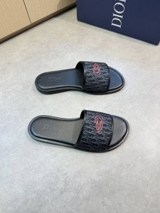 Dior 迪奥 -高端品质 原单休闲凉拖鞋 -鞋面：品牌图腾帆布包皮边、彩印品牌图腾 -内里：环保皮 -大底：超轻Tpu包水台 橡胶；组合成型大底 -超高品控