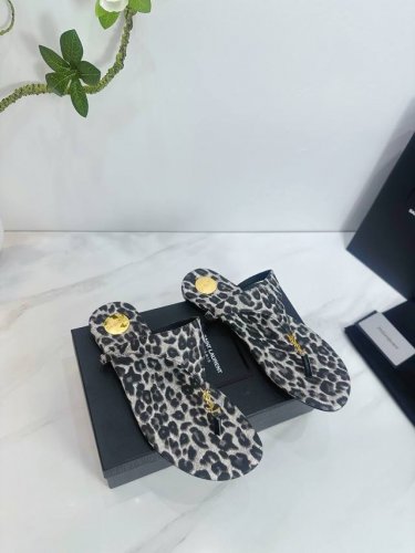 出厂 Saint Laurent圣罗兰25Ss 超火的凉鞋 单鞋专柜同步上新 各大明星网红纷纷上脚 款式时髦百搭 简约又高级 把优雅做到极致 上脚女神范爆棚 1