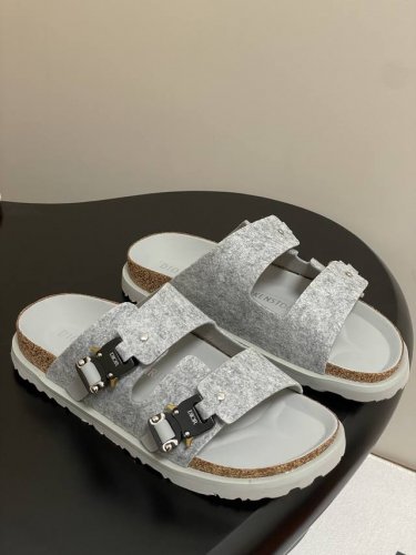 情侣款 dior X Birkenstock 联名款 Milcno凉拖鞋 鞋底上半部分是Dior的纹路 下半部分是勃肯的纹路 下面牛翻毛皮和羊毛纤维 体现联名背