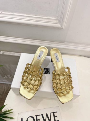 toteme 2025春夏新品 方头编织拖鞋 作为这两年最受欢迎的设计师牌 设计简单 细节巧妙 清新脱俗 不想满大街撞款的可以看看这个品牌 比较小众却又是那么好