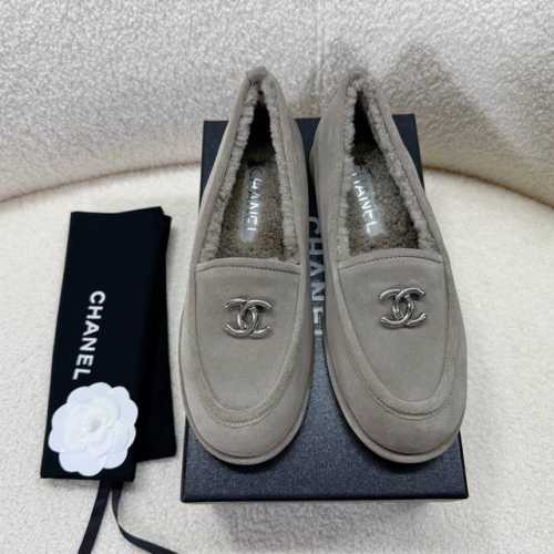 Chanel 羊毛鞋，毛毛乐福鞋~~ 超级火的一款小香风羊毛乐福鞋~~ %纯羊毛内里，麂皮面料，原版真皮大底~~金属双C标点缀，百搭、时尚、保等都被完美释放 3