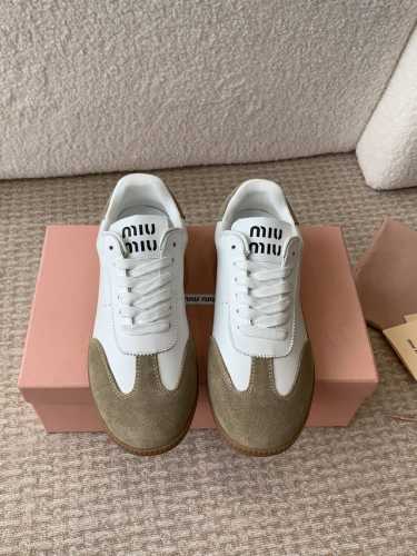 MiuMiu 24ss 秋冬新款 魔术贴 情侣 德训鞋 复古休闲鞋 最新款德训小白鞋，在找小白鞋还要复古的还要舒适的 还要那种德训鞋的可以看过来了 秋冬火爆款休