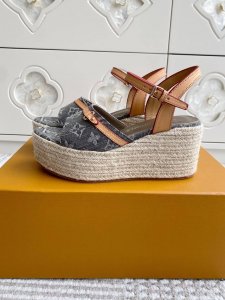 l&V驴家Lv 丹宁牛仔 老花草编坡跟凉鞋 顶级品质 本款 Helios 坡跟凉鞋出自路易威登 X 村上隆再版系列，以麻绳编底致意便鞋设计，再为涂层帆布鞋面融入
