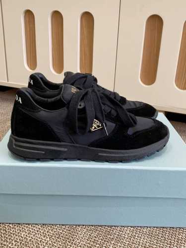 prada 普拉达 2025Ss新款 三角标德训鞋滑板鞋休闲运动鞋 顶级版本原版购入开发做货 这款普拉达运动鞋时尚简洁 展现出极简风格和运动个性的充分融合 搭配