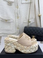厂价 Chane* ｜小香25C春夏新品 麻绳菱格厚底拖鞋 经典菱格搭配麻绳元素 彰显高级 这季凉鞋特色在于鞋底五金 太美了 厚底在拉长腿方面真的Yyds！ 上