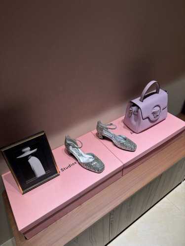 Jimmy Choo｜周仰杰25Ss早春新品水钻粗跟中空凉鞋 Jc家永恒经典之作 简约设计 满满的少女风 既摩登又复古的味道 鞋面采用原版定制真丝 内里进口混种