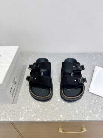 Dior X Birkenstock 联名款 Milcno凉拖鞋 鞋底上半部分是Dior的纹路 下半部分是勃肯的纹路 下面牛翻毛皮和羊毛纤维 体现联名背后的精湛 - 点击图像关闭
