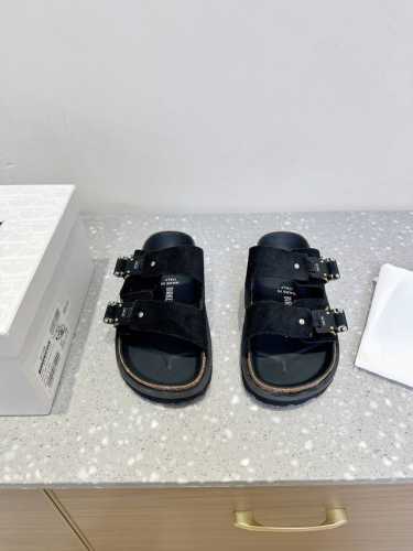 Dior X Birkenstock 联名款 Milcno凉拖鞋 鞋底上半部分是Dior的纹路 下半部分是勃肯的纹路 下面牛翻毛皮和羊毛纤维 体现联名背后的精湛