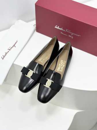 工厂价 现货SF salvatore Ferraga*o 菲拉*慕Vara蝴蝶结乐福鞋单鞋 创新融合芭蕾舞平底鞋与乐福鞋，鞋头配有经典蝴蝶结，1cm的微跟，走起 - 点击图像关闭