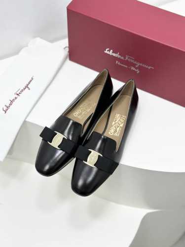 工厂价 现货SF salvatore Ferraga*o 菲拉*慕Vara蝴蝶结乐福鞋单鞋 创新融合芭蕾舞平底鞋与乐福鞋，鞋头配有经典蝴蝶结，1cm的微跟，走起