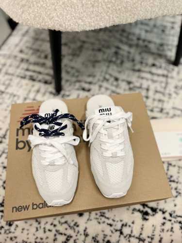 半拖# # 意外联动 在ss24的秀场上我们看到了miu Miu与new Balance最新联名版本复古跑鞋530系列。 Miu Miu X New Balan
