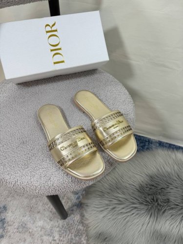 橙子出厂价p dior 迪奥春夏新款 镂空平底拖鞋 一字拖 休闲凉拖 搭配金色饰面金属 Dior 标志装饰 可搭配各式造型 彰显摩登风范 码数 34-42