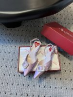 Roger Vivi* 早春新品猫跟真丝单鞋Virgule钻扣高跟鞋后袢带凉拖 RV必入款 她上脚也太美了吧 Rv新款小猫跟系列 绸缎面搭配精致方钻扣 超有气质