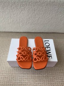 Loewe 罗意威 25Ss 春夏新品 拖鞋 疯狂种草简约设计感觉更干净优雅 让你念念不忘 颜色也很耐看漂亮，上脚瞬间气质十足气场，简直无敌帅气有型 鞋面采用牛