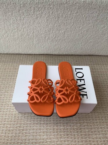 Loewe 罗意威 25Ss 春夏新品 拖鞋 疯狂种草简约设计感觉更干净优雅 让你念念不忘 颜色也很耐看漂亮，上脚瞬间气质十足气场，简直无敌帅气有型 鞋面采用牛