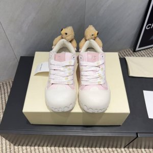 出厂： 独家顶级版本 13Demarzo 小众潮牌 25Vs 最新爆款休闲系列 圆头厚底休闲鞋 鞋子和小熊居然也能搭配到了一起，软萌可爱的小熊通过弹力纽扣固定