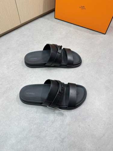 Hermes 爱马仕 -高端品质 原单休闲凉拖鞋 -鞋面：进口纳帕小牛皮、品牌金属扣件 -内里：水染牛皮 -大底：超轻Tpr橡胶 真皮包Tpu水台；组合成型大底