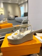 价格 L V 2025 最新走秀款厚底麻绳凉鞋 香港原版购入一比一开模 今年的款式比去年增加了新原素 显得更为大牌 皮面款采用原版仿旧打蜡牛皮 内里垫脚全羊皮