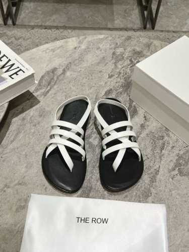 the row 真皮极简百搭平底凉鞋鞋脚真的是史上我穿过最最舒服的款式太柔软啦！磨脚星人一定要收了它 有一丢高级又简约的感觉其实除了好看以外它的舒适度真的是好穿