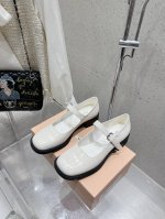Miumiu缪缪 秋冬新款英伦风 玛丽珍 乐福鞋 Miumiu秀场 复古风独一无二的来自miu Miu系列的细节特写 新季的潮流要素一 适当 面料：进口原版进口