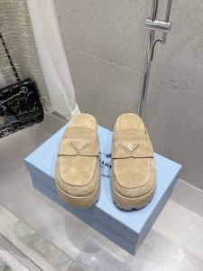 Prada 普拉达2025春夏新款厚底凉鞋 三角扣面包包头半拖鞋 最新走秀系列 经典升级 舒适度与时髦度并存 每个颜色搭配都好看，设计搭配不同风格需求鞋面：原版