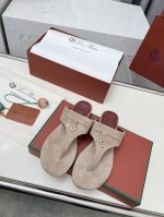 Loro Piana*顶级正品级夹脚拖鞋购买原版1:1复制 于1924年4月24日一手创立现有的Loro Piana公司。家族经营至今已是第六代，为讲求品味及对