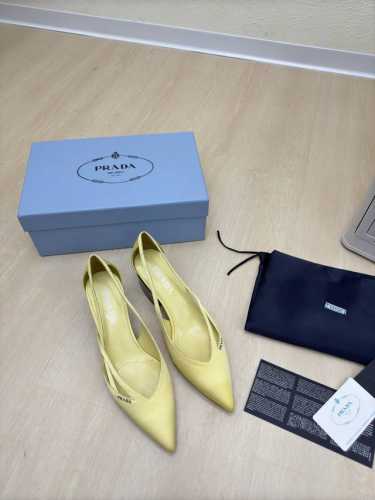经典单鞋系列 Prada 简约设计 搭配三角标 Logo 的设计和简约的线条 很有格调 简单纯粹得色调 原版开模 舒适炸街 梨黄色真丝Logo 擦色工艺 引领前