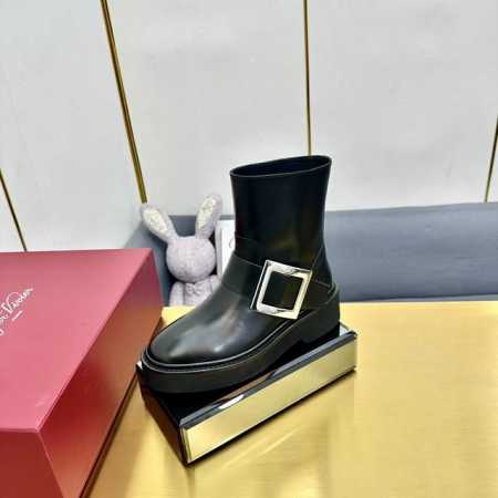 出厂价 代购版本！2024 Roge* Vivie* Rv经典钻扣毛毛勃肯鞋。 柔软蓬松的毛毛，舒服暖脚 厚底设计防滑舒适增高显腿长 秋冬搭配袜子休闲又慵懒 上 - 点击图像关闭