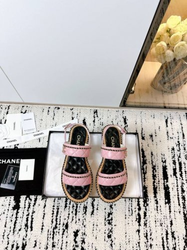 顶级版链条凉拖大爆款已经被它的美貌折服有渔夫鞋的随性自然 又有点霸道满满的高级感 上脚超洋气鞋面：原版进口羊皮内里：混种羊皮大底：原版底 +原版麻绳尺码：35-