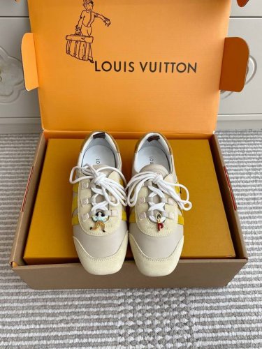 配饰20 组 官网同步盒包装 代购级Louis驴家情侣Sneakerina 阿甘德训鞋 芭蕾运动鞋 Lv Sneakerina 芭蕾风运动鞋取材羊皮革，搭配绒面
