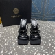VERSACE范思哲秀场新款美杜莎新款防水台系列凉鞋！ 真丝漆皮+品牌特有的美杜莎人头装饰 每个成品犹如艺术品般的存在，赏心悦目 经典配色，顶级版本 艺术与设计