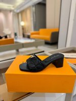价格p： 代购级 、Louis Vuitton 2025 款官网系列拖鞋！完美楦型、Lv最新电绣纹工艺、更显优雅气质、上脚舒适好看、女人味十足、时尚百搭、新原版
