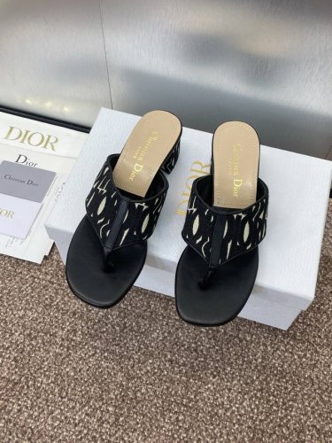 工厂p价p 平底270 粗跟 Miss Dior 迪奥 2025春夏走秀新款Adiorble粗跟人字拖女鞋 Cd明星同款平底字母Logo夹指凉鞋 材质:原版定制