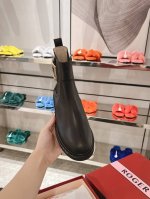 品牌以Viv' Rangers演绎都市新风尚，本款切尔西靴以光滑皮革制成，点缀标志性的金属饰扣，橡胶鞋底平稳舒适。斯文又精致，时尚有活力。 小牛皮制成 金属饰扣