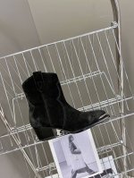 CELINE专柜最新时装靴、走秀款时尚博主同款 早秋力推单品！复古欧美风格 炸街必备单品 凯旋门logo点缀 非常高端有气质 四季可穿的短靴、鞋面：采用原版定制