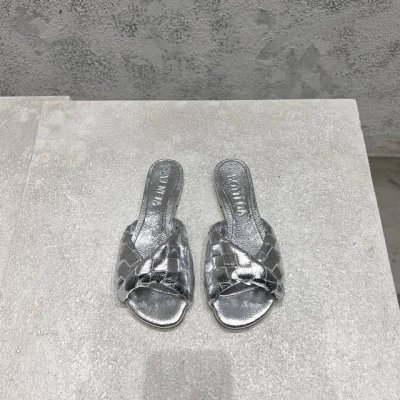 bottega Venet* 最新最经典猫跟凉鞋！扭结编织饰带 Ins&小红书巨多网红明星上身！上脚超性感！真的太美了！这款编织的鞋面超有高级感！高级穿着又仙女