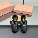 出厂 高品质！Miumiu 缪缪 25Ss早春新款 镂空罗马凉鞋 官方春夏走秀新款，时髦百搭，即可咸又可甜 一点也不磨脚 无论光脚穿还是搭配袜子穿都超级减龄 超