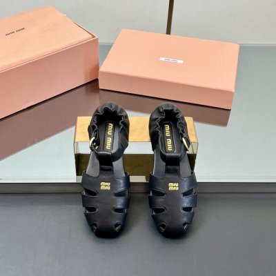 出厂 高品质！Miumiu 缪缪 25Ss早春新款 镂空罗马凉鞋 官方春夏走秀新款，时髦百搭，即可咸又可甜 一点也不磨脚 无论光脚穿还是搭配袜子穿都超级减龄 超