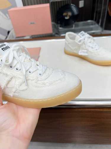 Miumiu 24新款乞丐休闲鞋 Miu Miu 缪缪大秀上爆出的这双流苏乞丐球鞋 后全球各大代购官网火爆上市 仿旧复古破碎的毛边很随意不羁又能体现单宁美感，整