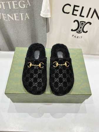 高版本出厂 Gucci* 古驰2024ss秋冬新款居家毛拖 羊羔毛的拖鞋真的是太好穿了 这款最新系列以基本廓形和标志性细节为特色。采用品牌代表材质 GG 反绒牛 - 点击图像关闭